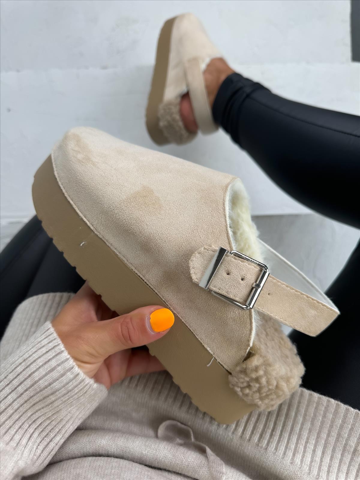 efashion s.r.o. - DOB;Accesoires;Schuhe;Young Fashion - Medvedov