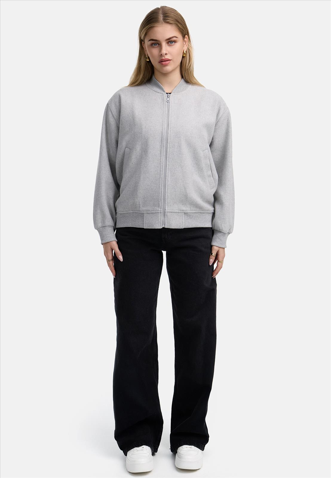 Decay Modevertrieb GmbH - Textilien Grosshandel T-Shirts Jeans