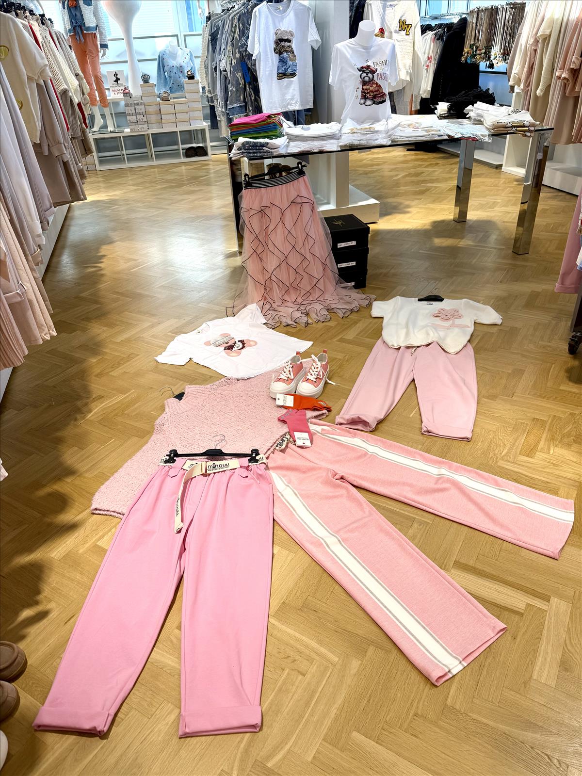 Modeagentur Ditta Boss e. K. - Damenbekleidung