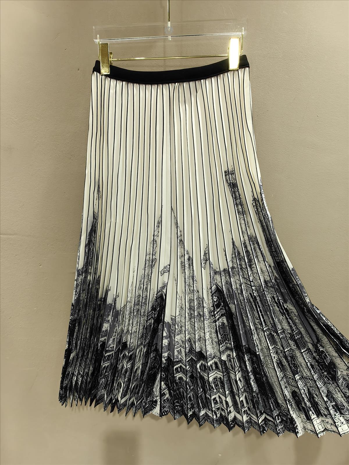 Miss Furs GmbH - MISS FURS Damenmode - Accessoires, Sportswear, Jeans, Tops, Bags